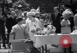 Immagine di Queen Elizabeth torta di taglio ad una festa per i bambini Ottawa Ontario Canada, 1967, secondo 47 filmato di repertorio 65675035696