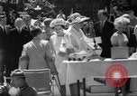 Immagine di Queen Elizabeth torta di taglio ad una festa per i bambini Ottawa Ontario Canada, 1967, secondo 48 filmato di repertorio 65675035696