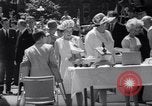 Immagine di Queen Elizabeth torta di taglio ad una festa per i bambini Ottawa Ontario Canada, 1967, secondo 49 filmato di repertorio 65675035696