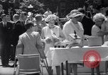 Immagine di Queen Elizabeth torta di taglio ad una festa per i bambini Ottawa Ontario Canada, 1967, secondo 50 filmato di repertorio 65675035696