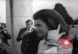 Immagine di Jacqueline Kennedy chat con Presidente irlandese e la sigra De Valera Dublino Irlanda, 1967, secondo 4 filmato di repertorio 65675035697