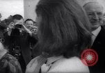 Immagine di Jacqueline Kennedy chat con Presidente irlandese e la sigra De Valera Dublino Irlanda, 1967, secondo 5 filmato di repertorio 65675035697