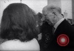 Immagine di Jacqueline Kennedy chat con Presidente irlandese e la sigra De Valera Dublino Irlanda, 1967, secondo 6 filmato di repertorio 65675035697