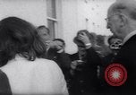 Immagine di Jacqueline Kennedy chat con Presidente irlandese e la sigra De Valera Dublino Irlanda, 1967, secondo 7 filmato di repertorio 65675035697