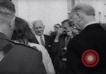 Immagine di Jacqueline Kennedy chat con Presidente irlandese e la sigra De Valera Dublino Irlanda, 1967, secondo 8 filmato di repertorio 65675035697