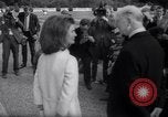 Immagine di Jacqueline Kennedy chat con Presidente irlandese e la sigra De Valera Dublino Irlanda, 1967, secondo 9 filmato di repertorio 65675035697