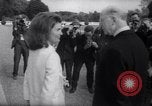 Immagine di Jacqueline Kennedy chat con Presidente irlandese e la sigra De Valera Dublino Irlanda, 1967, secondo 10 filmato di repertorio 65675035697