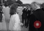 Immagine di Jacqueline Kennedy chat con Presidente irlandese e la sigra De Valera Dublino Irlanda, 1967, secondo 11 filmato di repertorio 65675035697