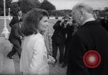 Immagine di Jacqueline Kennedy chat con Presidente irlandese e la sigra De Valera Dublino Irlanda, 1967, secondo 12 filmato di repertorio 65675035697