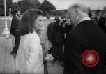 Immagine di Jacqueline Kennedy chat con Presidente irlandese e la sigra De Valera Dublino Irlanda, 1967, secondo 13 filmato di repertorio 65675035697