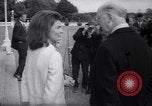 Immagine di Jacqueline Kennedy chat con Presidente irlandese e la sigra De Valera Dublino Irlanda, 1967, secondo 14 filmato di repertorio 65675035697