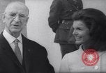Immagine di Jacqueline Kennedy chat con Presidente irlandese e la sigra De Valera Dublino Irlanda, 1967, secondo 15 filmato di repertorio 65675035697