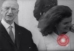 Immagine di Jacqueline Kennedy chat con Presidente irlandese e la sigra De Valera Dublino Irlanda, 1967, secondo 16 filmato di repertorio 65675035697