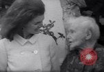 Immagine di Jacqueline Kennedy chat con Presidente irlandese e la sigra De Valera Dublino Irlanda, 1967, secondo 17 filmato di repertorio 65675035697
