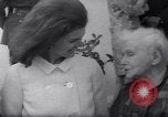 Immagine di Jacqueline Kennedy chat con Presidente irlandese e la sigra De Valera Dublino Irlanda, 1967, secondo 18 filmato di repertorio 65675035697