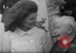 Immagine di Jacqueline Kennedy chat con Presidente irlandese e la sigra De Valera Dublino Irlanda, 1967, secondo 19 filmato di repertorio 65675035697