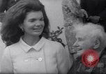 Immagine di Jacqueline Kennedy chat con Presidente irlandese e la sigra De Valera Dublino Irlanda, 1967, secondo 20 filmato di repertorio 65675035697