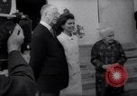 Immagine di Jacqueline Kennedy chat con Presidente irlandese e la sigra De Valera Dublino Irlanda, 1967, secondo 21 filmato di repertorio 65675035697