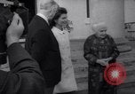 Immagine di Jacqueline Kennedy chat con Presidente irlandese e la sigra De Valera Dublino Irlanda, 1967, secondo 23 filmato di repertorio 65675035697