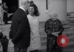 Immagine di Jacqueline Kennedy chat con Presidente irlandese e la sigra De Valera Dublino Irlanda, 1967, secondo 24 filmato di repertorio 65675035697