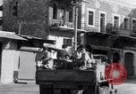 Standbild Israelische Soldaten besetzen palästinensischen Stadt in 1948 Israel, 1948, aus Sekunde 13 historischem Filmmaterial Videoclip 65675035701