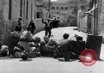 Standbild Israelische Soldaten besetzen palästinensischen Stadt in 1948 Israel, 1948, aus Sekunde 27 historischem Filmmaterial Videoclip 65675035701