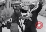 Standbild Israelische Soldaten besetzen palästinensischen Stadt in 1948 Israel, 1948, aus Sekunde 31 historischem Filmmaterial Videoclip 65675035701