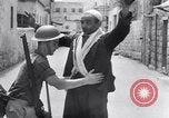 Standbild Israelische Soldaten besetzen palästinensischen Stadt in 1948 Israel, 1948, aus Sekunde 32 historischem Filmmaterial Videoclip 65675035701