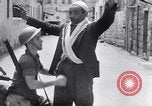 Standbild Israelische Soldaten besetzen palästinensischen Stadt in 1948 Israel, 1948, aus Sekunde 33 historischem Filmmaterial Videoclip 65675035701