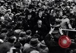 Standbild Neville Chamberlain behebt Tschechoslowakischen problem London England Vereinigtes Königreich, 1938, aus Sekunde 39 historischem Filmmaterial Videoclip 65675035704