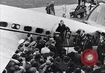 Standbild Neville Chamberlain Abfahrt für München London England Vereinigtes Königreich, 1938, aus Sekunde 5 historischem Filmmaterial Videoclip 65675035705