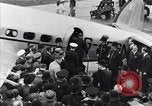 Standbild Neville Chamberlain Abfahrt für München London England Vereinigtes Königreich, 1938, aus Sekunde 15 historischem Filmmaterial Videoclip 65675035705