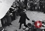 Standbild Neville Chamberlain Abfahrt für München London England Vereinigtes Königreich, 1938, aus Sekunde 27 historischem Filmmaterial Videoclip 65675035705