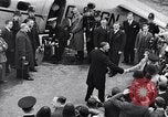 Standbild Neville Chamberlain Abfahrt für München London England Vereinigtes Königreich, 1938, aus Sekunde 30 historischem Filmmaterial Videoclip 65675035705
