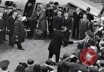 Standbild Neville Chamberlain Abfahrt für München London England Vereinigtes Königreich, 1938, aus Sekunde 31 historischem Filmmaterial Videoclip 65675035705