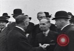 Standbild Neville Chamberlain Abfahrt für München London England Vereinigtes Königreich, 1938, aus Sekunde 46 historischem Filmmaterial Videoclip 65675035705