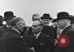 Standbild Neville Chamberlain Abfahrt für München London England Vereinigtes Königreich, 1938, aus Sekunde 47 historischem Filmmaterial Videoclip 65675035705