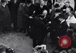 Standbild Neville Chamberlain Abfahrt für München London England Vereinigtes Königreich, 1938, aus Sekunde 49 historischem Filmmaterial Videoclip 65675035705