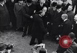 Standbild Neville Chamberlain Abfahrt für München London England Vereinigtes Königreich, 1938, aus Sekunde 54 historischem Filmmaterial Videoclip 65675035705