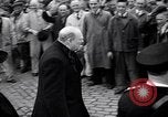 Standbild Winston und Lady Churchill besuchen bombardiert Bereich in Plymouth England Plymouth England, 1942, aus Sekunde 37 historischem Filmmaterial Videoclip 65675035709