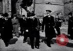 Image Winston Churchill zone bombardée de Grande-Bretagne de visite Royaume-Uni, 1942, de la seconde 1 séquences d'archives historiques vidéo 65675035710