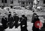 Image Winston Churchill zone bombardée de Grande-Bretagne de visite Royaume-Uni, 1942, de la seconde 10 séquences d'archives historiques vidéo 65675035710