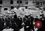 Image Winston Churchill zone bombardée de Grande-Bretagne de visite Royaume-Uni, 1942, de la seconde 11 séquences d'archives historiques vidéo 65675035710