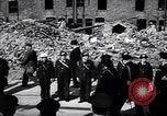 Image Winston Churchill zone bombardée de Grande-Bretagne de visite Royaume-Uni, 1942, de la seconde 13 séquences d'archives historiques vidéo 65675035710