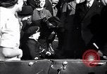 Image Winston Churchill zone bombardée de Grande-Bretagne de visite Royaume-Uni, 1942, de la seconde 14 séquences d'archives historiques vidéo 65675035710