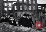 Image Winston Churchill zone bombardée de Grande-Bretagne de visite Royaume-Uni, 1942, de la seconde 18 séquences d'archives historiques vidéo 65675035710