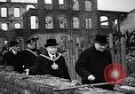 Image Winston Churchill zone bombardée de Grande-Bretagne de visite Royaume-Uni, 1942, de la seconde 19 séquences d'archives historiques vidéo 65675035710