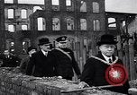Image Winston Churchill zone bombardée de Grande-Bretagne de visite Royaume-Uni, 1942, de la seconde 20 séquences d'archives historiques vidéo 65675035710