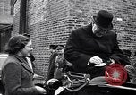 Image Winston Churchill zone bombardée de Grande-Bretagne de visite Royaume-Uni, 1942, de la seconde 26 séquences d'archives historiques vidéo 65675035710