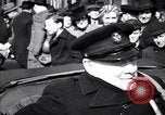Image Winston Churchill zone bombardée de Grande-Bretagne de visite Royaume-Uni, 1942, de la seconde 32 séquences d'archives historiques vidéo 65675035710